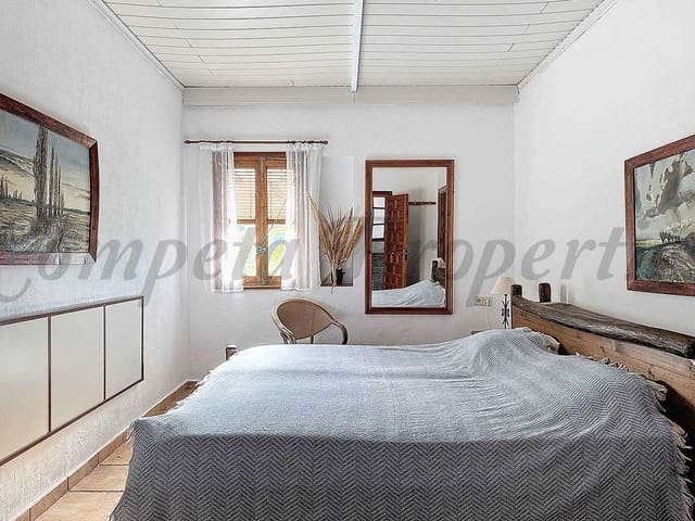 Image No.22-8 Bed Property for sale