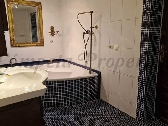 Image No.23-8 Bed Property for sale