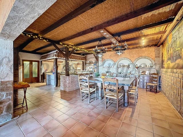 Image No.24-8 Bed Property for sale