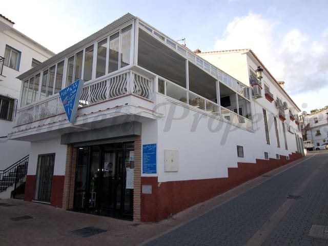 Image No.1-4 Bed Property for sale