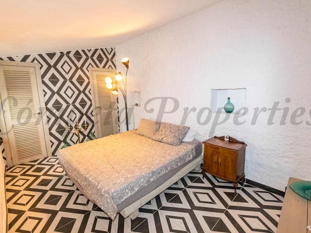 Image No.18-2 Bed Townhouse for sale