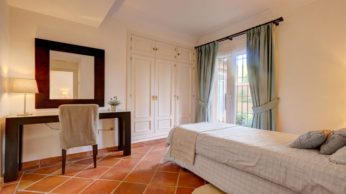 Image No.12-3 Bed Property for sale