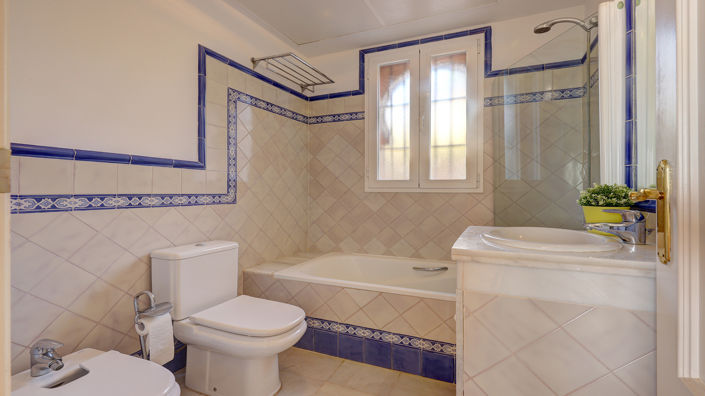 Image No.13-3 Bed Property for sale