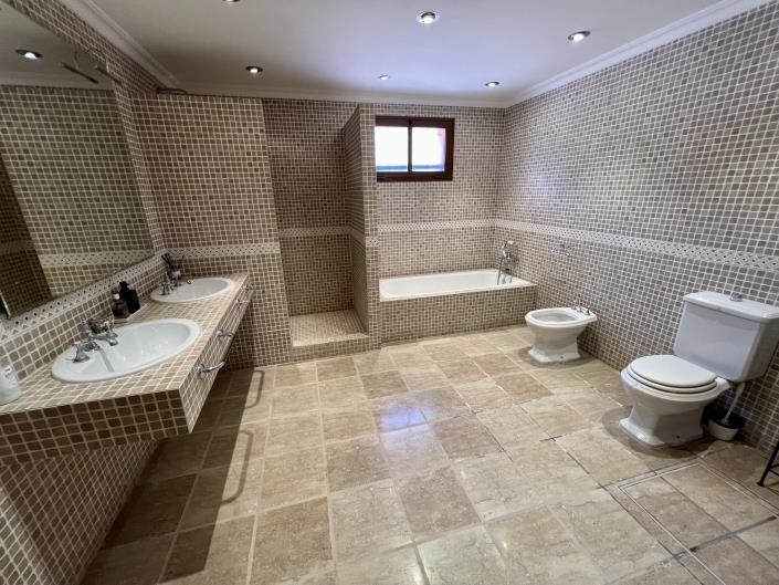 Image No.19-6 Bed Villa for sale