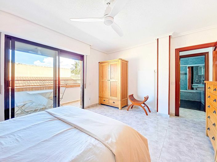 Image No.24-3 Bed Townhouse for sale