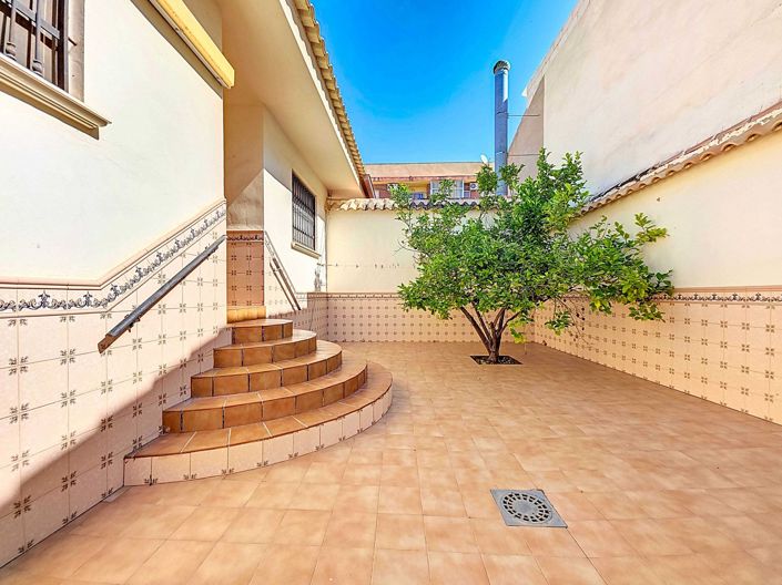 Image No.31-3 Bed Townhouse for sale