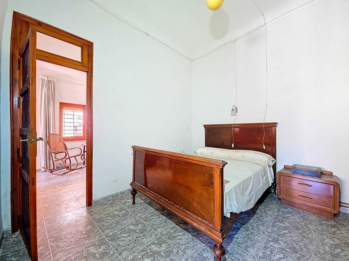 Image No.12-5 Bed Townhouse for sale