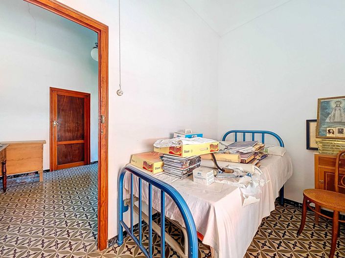 Image No.25-5 Bed Townhouse for sale