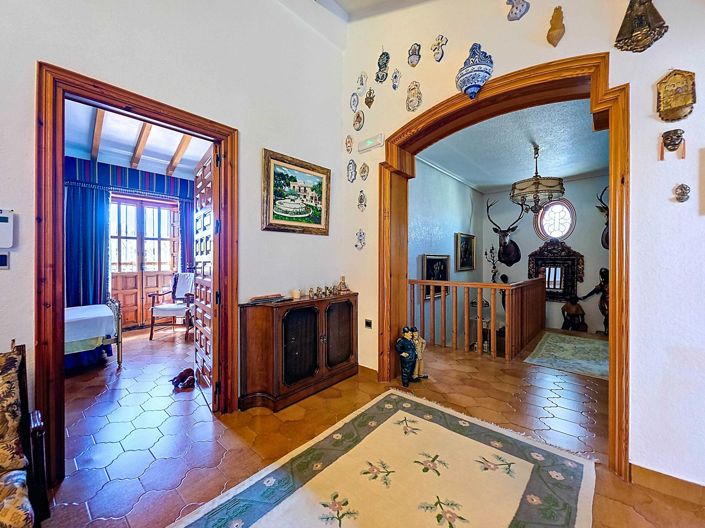 Image No.40-6 Bed Villa for sale