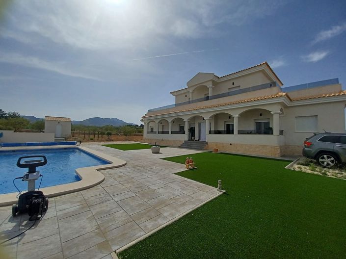 Image No.12-6 Bed Villa for sale