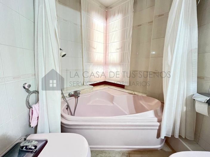 Image No.20-4 Bed Townhouse for sale