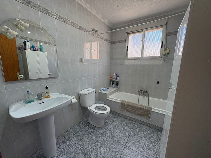 Image No.20-6 Bed Townhouse for sale