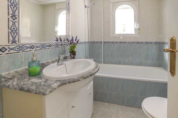 Image No.8-2 Bed Villa / Detached for sale