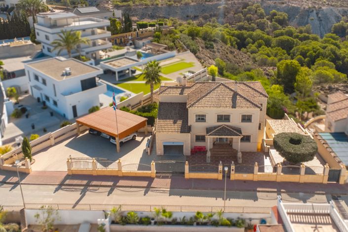 Image No.2-8 Bed Villa / Detached for sale