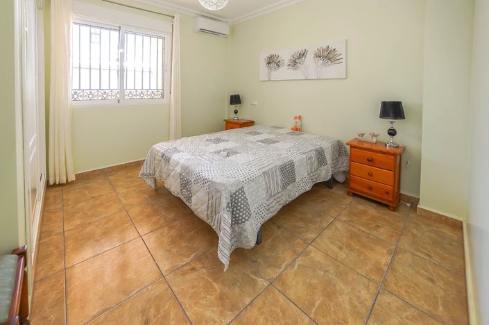 Image No.32-8 Bed Villa / Detached for sale