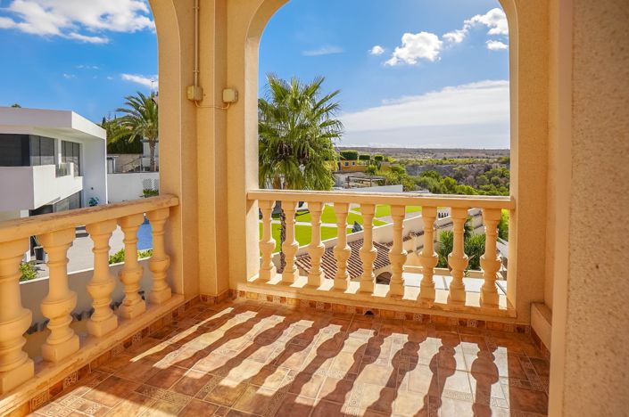 Image No.47-8 Bed Villa / Detached for sale