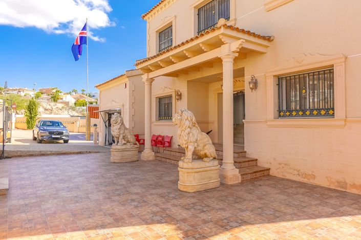 Image No.49-8 Bed Villa / Detached for sale