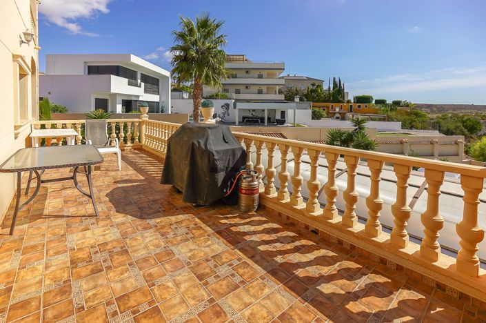 Image No.53-8 Bed Villa / Detached for sale