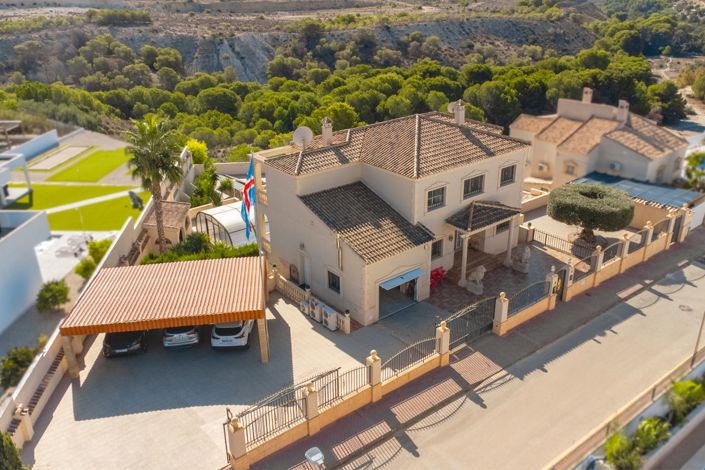 Image No.64-8 Bed Villa / Detached for sale