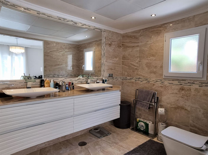 Image No.16-5 Bed Property for sale