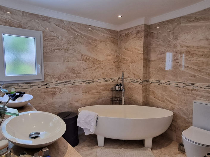 Image No.17-5 Bed Property for sale