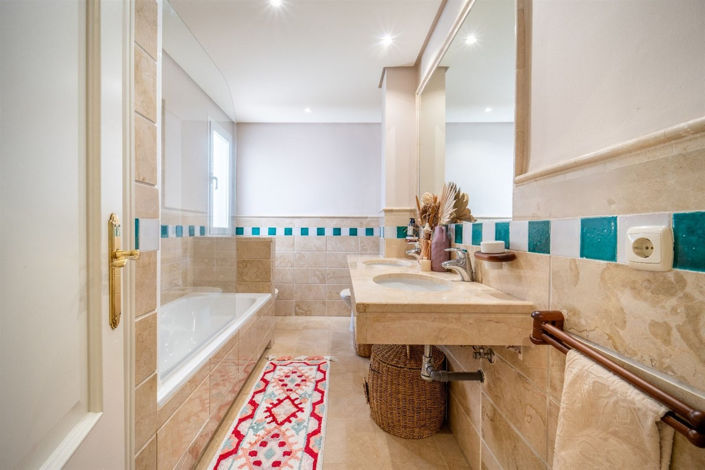 Image No.21-3 Bed Property for sale