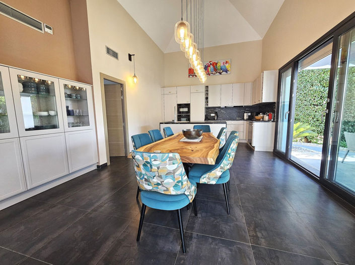 Image No.11-4 Bed Property for sale