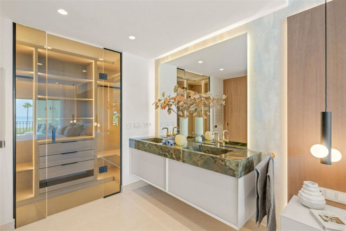 Image No.11-3 Bed Property for sale