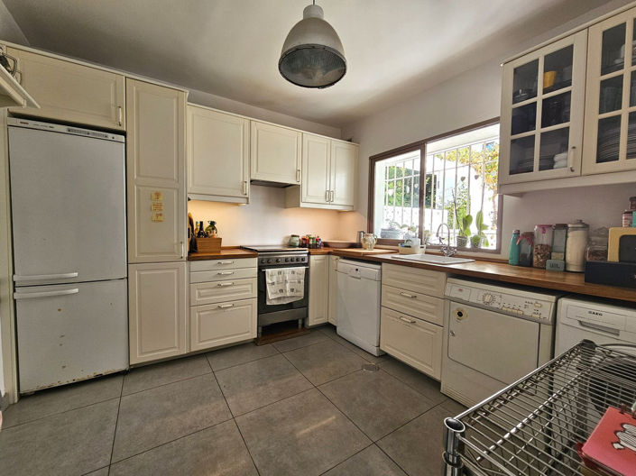 Image No.13-3 Bed Property for sale