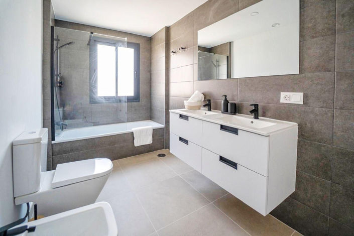 Image No.11-3 Bed Property for sale