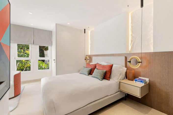 Image No.12-6 Bed Property for sale