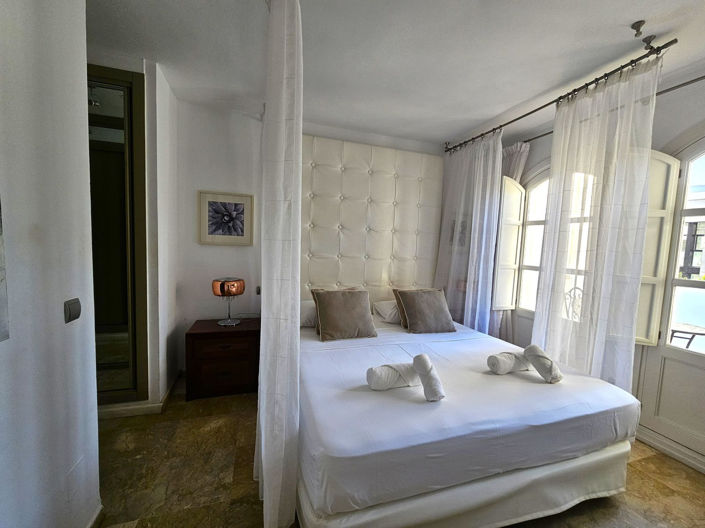 Image No.8-5 Bed Property for sale