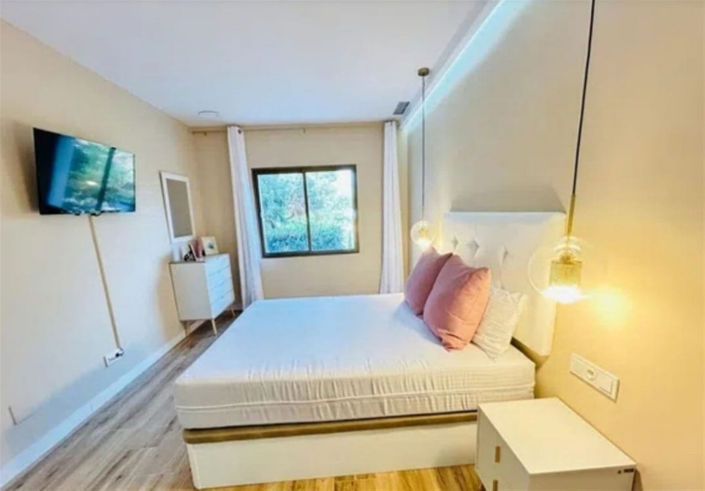 Image No.10-2 Bed Property for sale