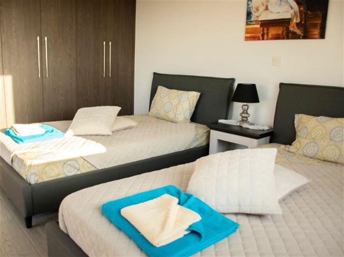 Image No.8-3 Bed House for sale