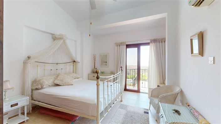 Image No.8-5 Bed House for sale