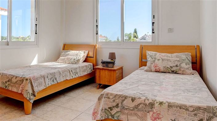 Image No.12-3 Bed House for sale