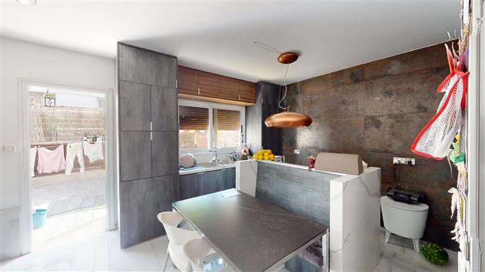 Image No.3-4 Bed House for sale