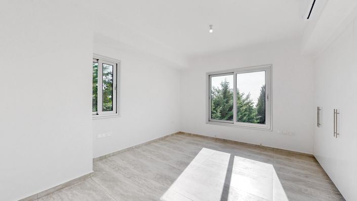 Image No.16-5 Bed House for sale