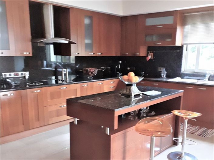 Image No.2-6 Bed House for sale