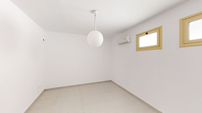 Image No.14-4 Bed House for sale