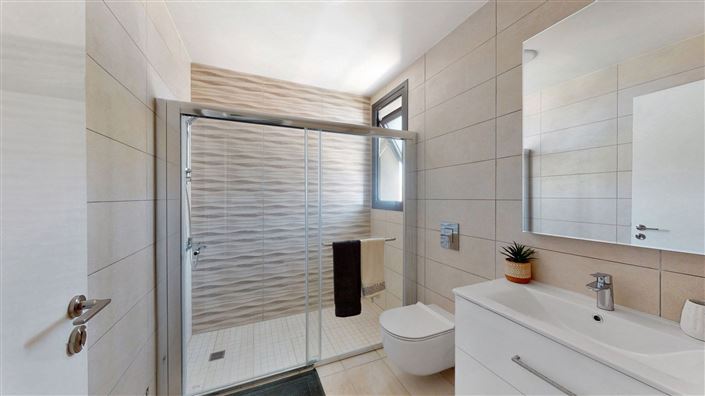 Image No.11-3 Bed House for sale