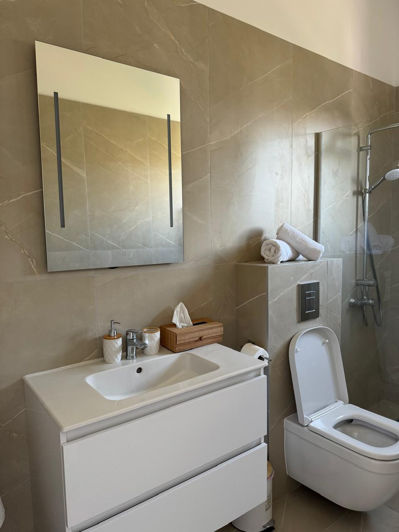 Image No.8-5 Bed House for sale