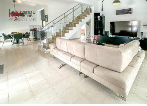 Image No.2-8 Bed House for sale