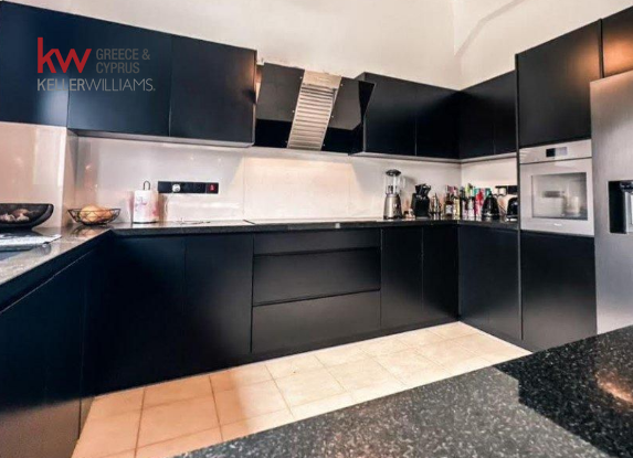 Image No.4-8 Bed House for sale