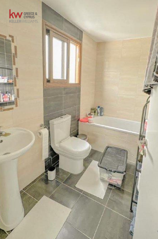 Image No.8-8 Bed House for sale