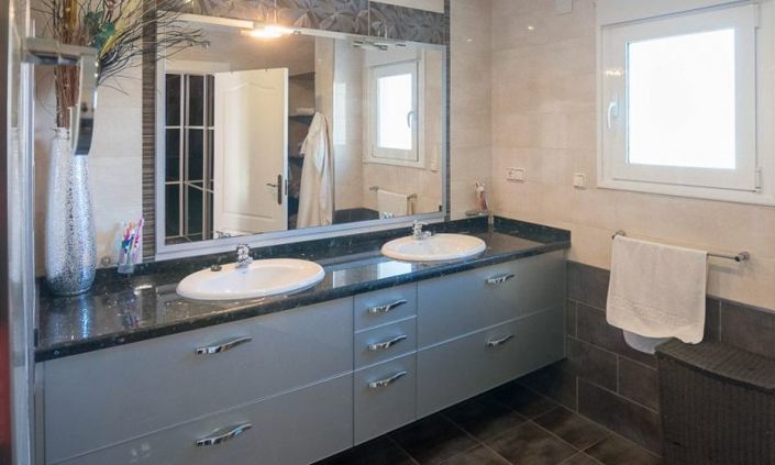 Image No.20-5 Bed Villa for sale