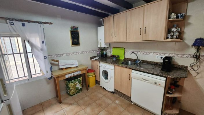 Image No.3-8 Bed Townhouse for sale