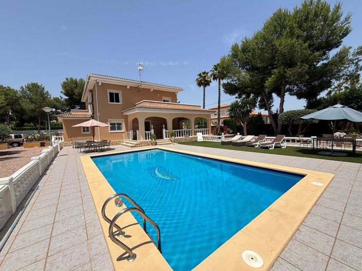 Image No.1-5 Bed Country House for sale