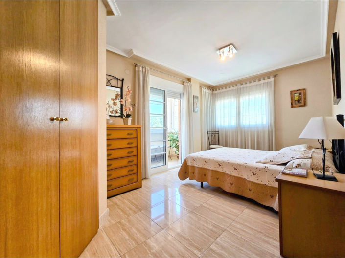 Image No.12-4 Bed Townhouse for sale