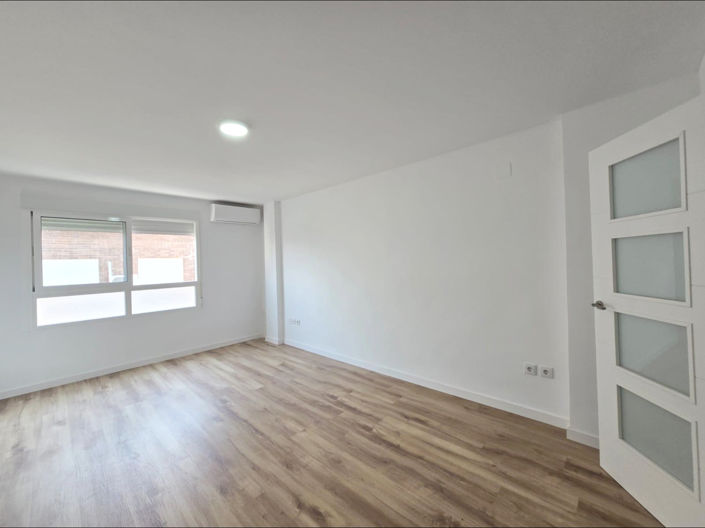 Image No.1-3 Bed Flat for sale